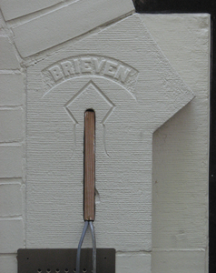 908475 Afbeelding van een staande dichtgezette stenen brievenbus, naast de voordeur van het pand Mariaplaats 42 te ...